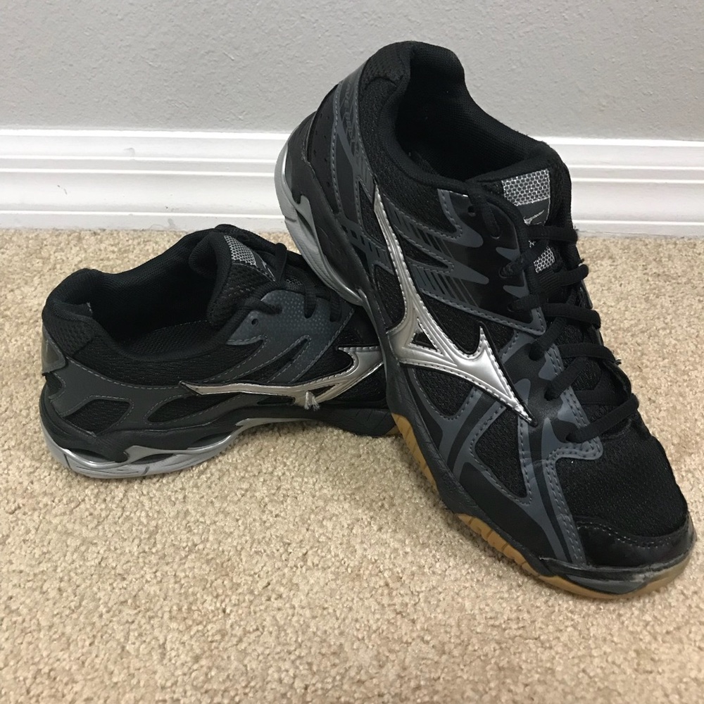 Mizuno volleyball shoes size 9